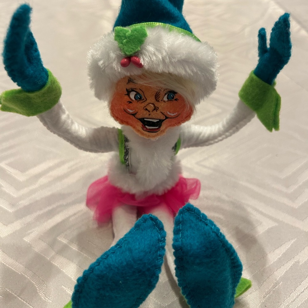 Pose able Annalee elf doll - Picture 2 of 4